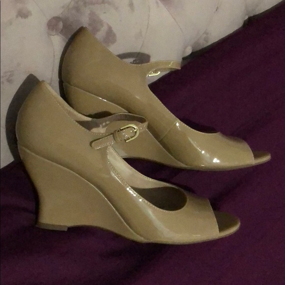 Franco Sarto beige patent open toe wedge shoes - Picture 2 of 5